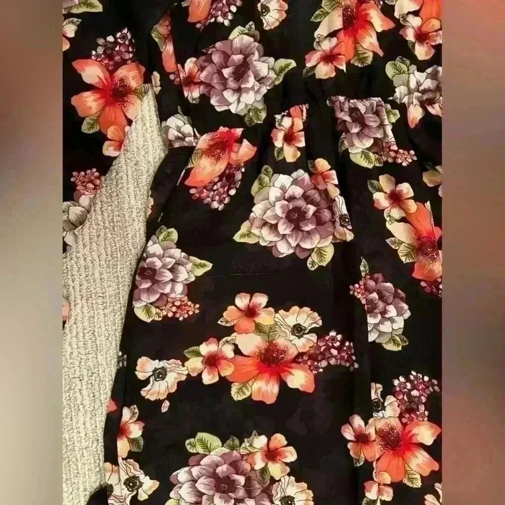 Medium flowy and Floral romper - Picture 4 of 4